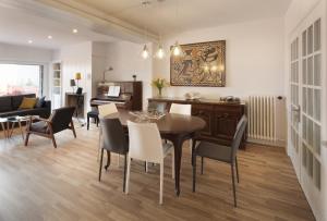 菲格拉斯的住宿－La casa del Piano，用餐室以及带桌椅的起居室。