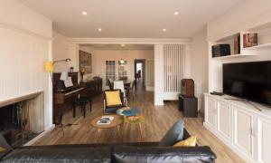 a living room with a couch and a fireplace at La casa del Piano in Figueres
