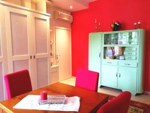 A television and/or entertainment centre at Siena Home And Sailing