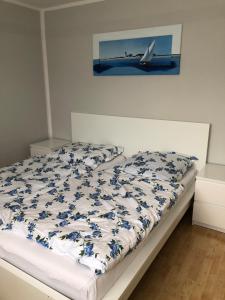Un dormitorio con una cama con flores azules. en Rekwai 413, en Helgoland