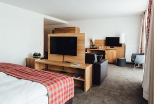 A television and/or entertainment centre at Hotel Edita