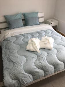 Een bed of bedden in een kamer bij Check-Inn - ADULTS ONLY