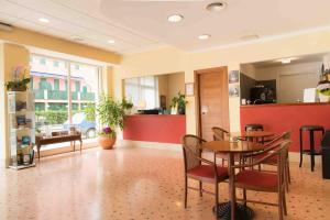 un restaurante con mesa y sillas en una habitación en Hotel Elisabetta, en Sestri Levante