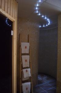 um quarto com uma escada com toalhas em Asian Zen em Místek