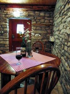 een tafel met een fles wijn en bloemen erop bij Mario (RADE) in Korčula +19 foto's