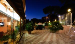 una vista notturna di un edificio con patio di Hotel Bright a Roma