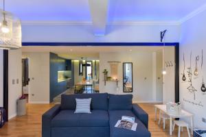 uma sala de estar com um sofá azul e uma mesa em Feel Porto Vintage Townhouses no Porto