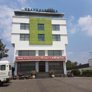ein Gebäude mit einer grünen Wand darüber in der Unterkunft Grand Gardenia in Tiruchchirāppalli