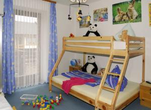 Pension Guggenbichler في سيبودن: غرفة نوم للأطفال مع سرير بطابقين مع سلم