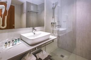 A bathroom at 4R Salou Park Resort I