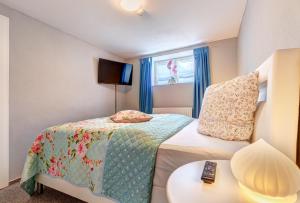 niewielka sypialnia z łóżkiem i stołem w obiekcie Haus N°9 w mieście Hohendorf
