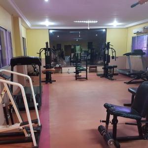Das Fitnesscenter und/oder die Fitnesseinrichtungen in der Unterkunft Breeze Residency