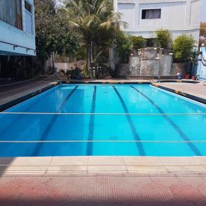 Der Swimmingpool an oder in der Nähe von Breeze Residency