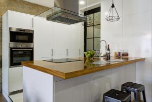 Una cocina o zona de cocina en Verdura Suites ArchSense Apartments