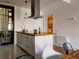Una cocina o zona de cocina en Verdura Suites ArchSense Apartments