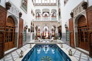 Bazén v ubytování Riad Arabesque & Spa nebo v jeho okolí
