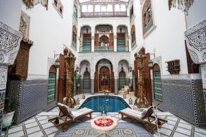 Bazén v ubytování Riad Arabesque & Spa nebo v jeho okolí