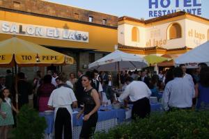 una multitud de personas de pie alrededor de un mercado con mesas en Hotel Restaurante El Lago, en Arcos de la Frontera