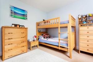 Uma ou mais camas em beliche em um quarto em Veeve - Vineyard Hill Road