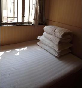 Postel nebo postele na pokoji v ubytování Lung Wa Hotel