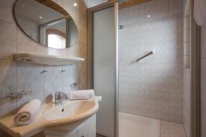 A bathroom at Ferienhaus Resi & Obermoser
