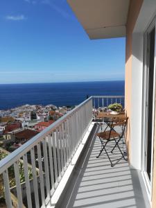 d'un balcon avec une table et une vue sur l'océan. dans l'établissement Vista San Juan, à San Juan de la Rambla
