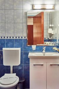 Hotel Olimpic tesisinde bir banyo