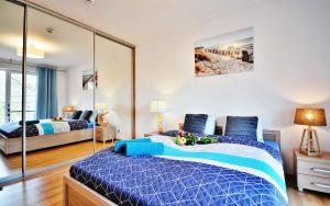 Posteľ alebo postele v izbe v ubytovaní SPA Polanki PARK Nemo Apartamenty Kołobrzeg