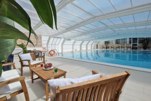 Bazén v ubytování Joli Park Hotel - Caroli Hotels nebo v jeho okolí