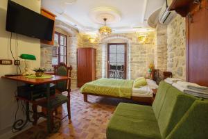 Voodi või voodid majutusasutuse Apartments Wine House Old Town toas