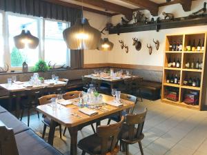 A restaurant or other place to eat at Hotel Alpengasthof Hochegger
