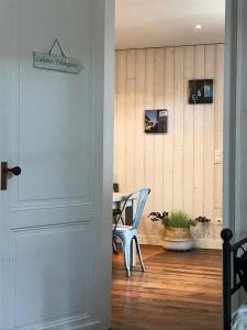 アンデルノ・レ・バンにあるTaminaのテーブルと椅子付きの部屋のドア