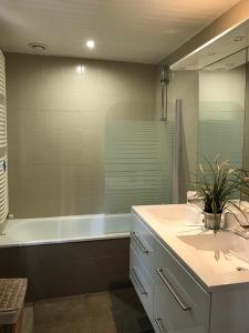 アンデルノ・レ・バンにあるTaminaのバスルーム(バスタブ、シンク、シャワー付)