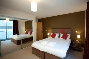 Säng eller sängar i ett rum på The Spires Serviced Apartments Birmingham