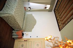 um quarto no sótão com uma escada e uma porta em Ca' Dei Polo em Veneza
