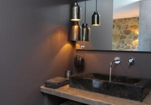 a bathroom with a black sink and a mirror at Chill-out in Nieuwe Wetering