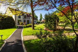蓬托尔松L'Orée du Mont proche du mont saint Michel的通往白色房子的车道
