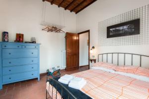 ein Schlafzimmer mit einem Bett und einer blauen Kommode in der Unterkunft Authentic flat in the city center in Florenz