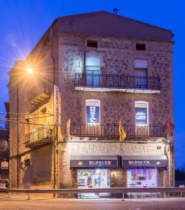 un edificio en una calle con un semáforo en Hostal Sant Miquel, en Balaguer
