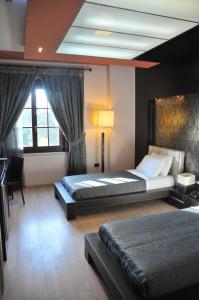 En eller flere senge i et værelse på MonarC Hotel