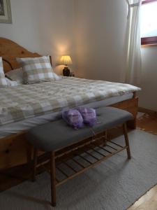 1 cama con banco en un dormitorio con cama sidx sidx sidx sidx en Chalet Ivana, en Kupres
