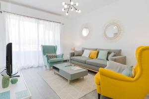 sala de estar con sofá y 2 sillas en Hola Málaga Premium Centro, en Málaga