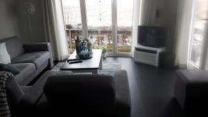 een woonkamer met een bank en een salontafel bij Chalet 36 in Giethoorn