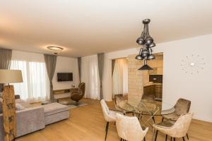 ein Wohnzimmer mit einem Glastisch und Stühlen in der Unterkunft Perla Apartmani Split in Split