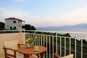 パレロスにあるEmilios Villasの海の景色を望むバルコニー(テーブル付)
