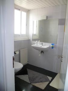 La salle de bains est pourvue d'un lavabo et de toilettes. dans l'établissement Double room with ensuite bathroom at Datacom building, à Nicosie