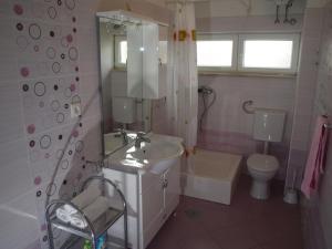 Ein Badezimmer in der Unterkunft Apartments Sanja