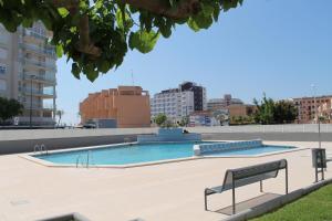 una piscina en medio de una ciudad en Argenta, en Peñíscola