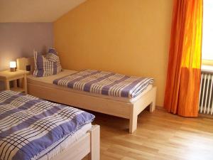 a bedroom with two beds and a window at Ferienwohnung Haus Hollerbusch in Zwiesel