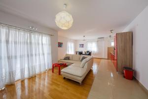 uma sala de estar com um sofá e uma mesa em Apartments Selak em Split